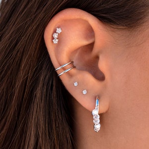 Petites boucles d'oreilles puces avec zircons à griffes invisibles Deux tailles disponibles image 9