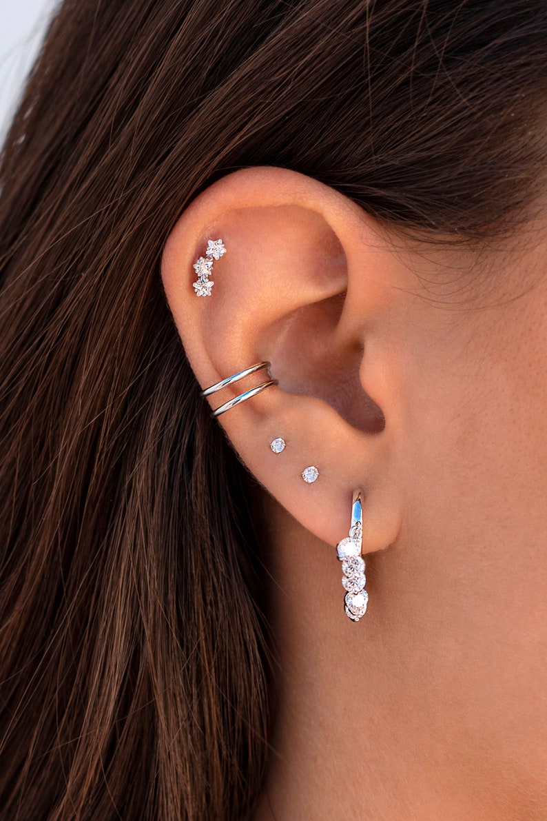 Petites boucles d'oreilles puces avec zircons à griffes invisibles Deux tailles disponibles image 9