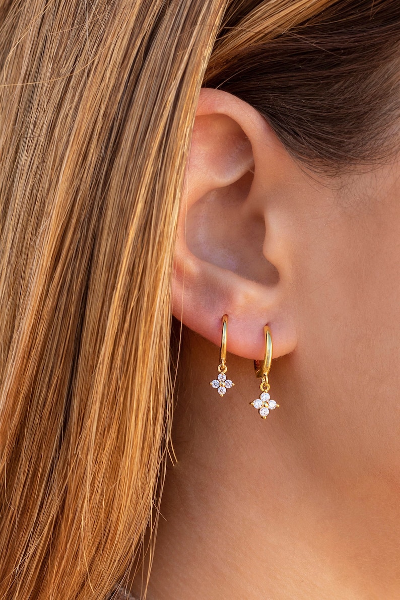 Boucles d'oreilles créoles avec breloque en forme de fleur avec zircons Deux tailles disponibles image 1