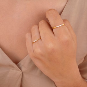 Feiner Ring mit kleinem Baguette und runden Zirkonen Bild 5