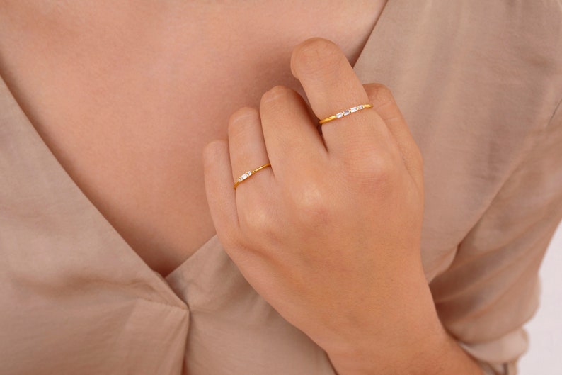 Feiner Ring mit kleinem Baguette und runden Zirkonen Bild 5
