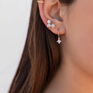 Boucles d'oreilles créoles avec breloque en forme de fleur avec zircons Deux tailles disponibles image 9