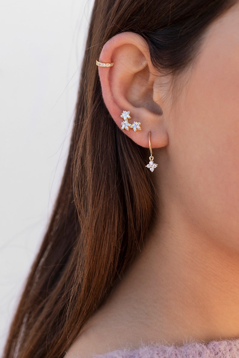 Boucles d'oreilles créoles avec breloque en forme de fleur avec zircons Deux tailles disponibles image 9