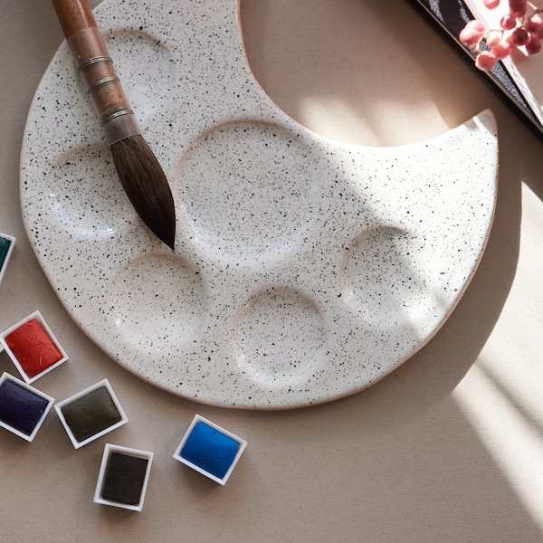 Handmade Ceramic Moon Paint Palette – Pottery Mixing Tray for Watercolor, Gouache, Acrylic, Artist Gift, Lunar Art Supply
