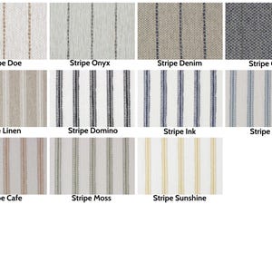 Pode incluir: Uma cole&ccedil;&atilde;o de amostras de tecido com padr&otilde;es de riscas verticais em v&aacute;rias cores. As amostras s&atilde;o rotuladas com nomes como "Stripe Doe", "Stripe Onyx" e "Stripe Denim". A paleta de cores inclui tons neutros, azuis e um toque de amarelo, oferecendo uma gama de op&ccedil;&otilde;es de design.