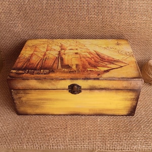 Conception de carte de boîte au trésor en bois antique, boîte à bijoux en bois, coffre en bois vintage, cadeau d'anniversaire de garçon, boîte à bijoux masculine faite main