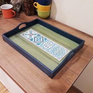Plateau de service en bois, peinture carreaux, thé, café, plateau de petit-déjeuner personnalisé bleu vert, décor cottagecore, plateau de cuisine avec poignées, cadeau pour la maison neuve