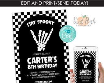 Puede incluir: Una plantilla de invitación de cumpleaños en blanco y negro con un borde a cuadros, una mano de esqueleto haciendo un signo shaka y el texto STAY SPOOKY, CARTER'S 8TH BIRTHDAY, SATURDAY, OCTOBER 23RD @ 2PM, 767 N. SPOOKY LANE, HENDERSON, NV 34232, RSVP TO JENNIFER 968-59-4511, COSTUMES WELCOME.