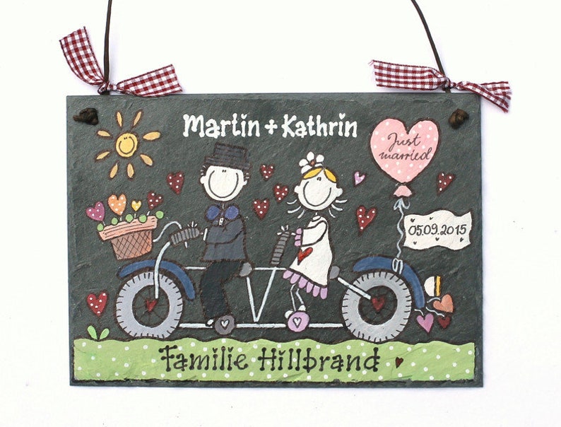 Türschild Familie aus Schiefer personalisiert mit Namen. Wetterfestes Schieferschild mit Braut und Bräutigam auf Fahrrad. Namensschild, Haustürschild, Familienschild, Eingangsschild handbemalt. Individuelles Hochzeitsgeschenk für das Brautpaar.