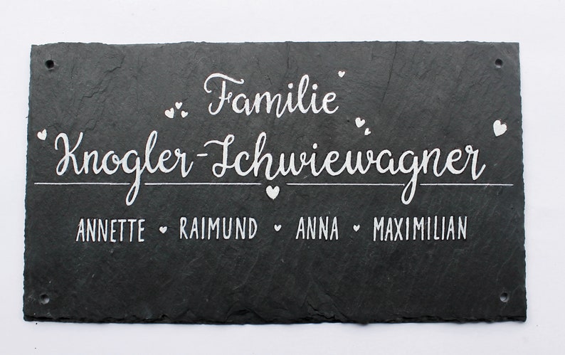 Schieferschild Familie mit Name personalisiert. Wetterfestes Türschild aus Schiefer. Haustürschild, Familienschild, Namensschild handbemalt. Willkommensschild für den Eingang. Einzugsgeschenk, Hochzeitsgeschenk, Geburtstagsgeschenk.