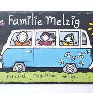 Haustürschild aus Schiefer für Familien mit Name personalisiert. Türschild, Schieferschild mit Figuren und Bulli / Bus.  Namensschild, Familienschild wetterfest. Willkommensschild handbemalt. Hochzeitsgeschenk, Einweihungsgeschenk.