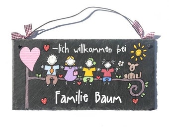 Wetterfestes Türschild aus Schiefer für Familien mit Name und Figuren personalisiert. Einzugsgeschenk Schieferschild für das Zuhause.