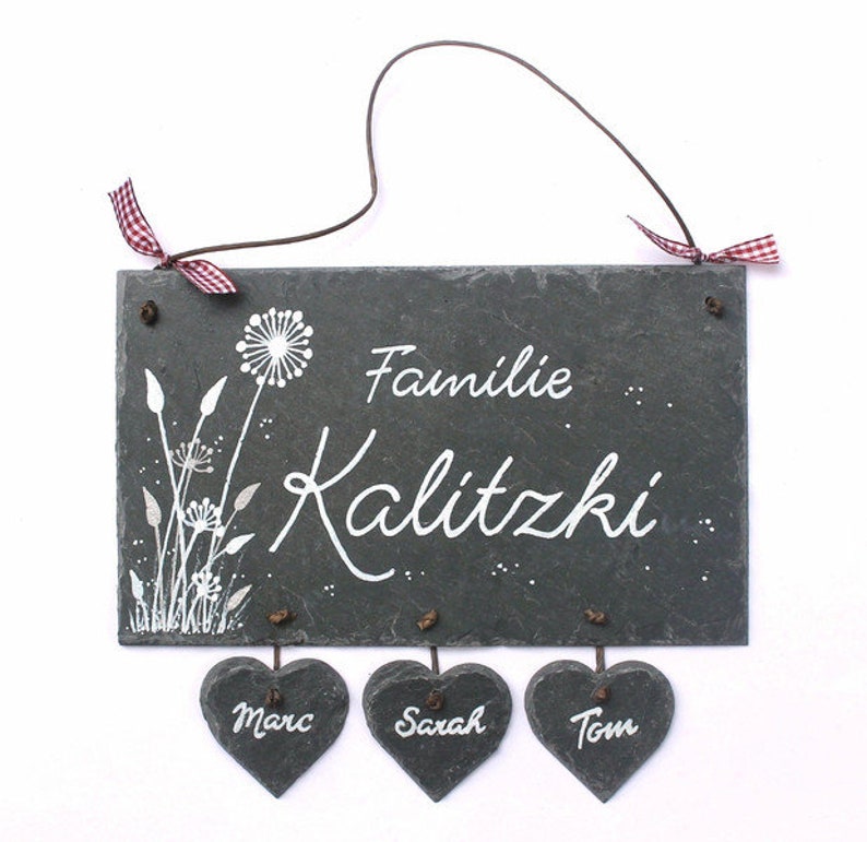 Familienschild aus Schiefer mit Namen personalisiert. Wetterfestes Türschild, Haustürschild mit Herzanhänger. Namensschild Familie für Zuhause. Willkommensschild, Eingangsschild handbemalt. Geschenk zu Umzug, Einzug, Hochzeit, Geburt, Ostern.