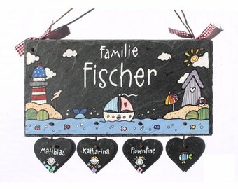Wetterfestes, maritimes Türschild aus Schiefer für Familien mit Namen, Figuren und Herzanhänger personalisiert. Schieferschild für Zuhause.