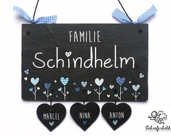 Türschild Schiefer mit Herzblumen in blau, personalisiert mit Namen der Familie und Herzanhänger | Familienschild | Schieferschild Haustür