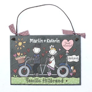 Türschild Familie aus Schiefer personalisiert mit Namen. Wetterfestes Schieferschild mit Braut und Bräutigam auf Fahrrad. Namensschild, Haustürschild, Familienschild, Eingangsschild handbemalt. Individuelles Hochzeitsgeschenk für das Brautpaar.