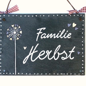 Familienschild aus Schiefer mit Name personalisiert. Wetterfestes Türschild, Haustürschild mit Pusteblume Herz. Namensschild Familie für Zuhause. Willkommensschild, Eingangsschild handbemalt. Geschenk zu Umzug, Einzug, Hochzeit, Geburt, Ostern.