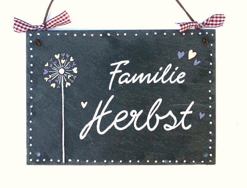 Familienschild aus Schiefer mit Name personalisiert. Wetterfestes Türschild, Haustürschild mit Pusteblume Herz. Namensschild Familie für Zuhause. Willkommensschild, Eingangsschild handbemalt. Geschenk zu Umzug, Einzug, Hochzeit, Geburt, Ostern.