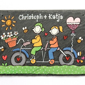 Schieferschild für Paare mit Namen personalisiert. Wetterfestes Türschild aus Schiefer. Haustürschild mit Figuren auf Fahrrad. Familienschild, Namensschild handbemalt. Einzugsgeschenk, Hochzeitsgeschenk, Geburtstagsgeschenk.