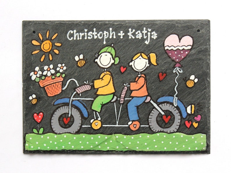 Schieferschild für Paare mit Namen personalisiert. Wetterfestes Türschild aus Schiefer. Haustürschild mit Figuren auf Fahrrad. Familienschild, Namensschild handbemalt. Einzugsgeschenk, Hochzeitsgeschenk, Geburtstagsgeschenk.