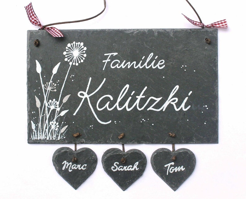 Familienschild aus Schiefer mit Namen personalisiert. Wetterfestes Türschild, Haustürschild mit Herzanhänger. Namensschild Familie für Zuhause. Willkommensschild, Eingangsschild handbemalt. Geschenk zu Umzug, Einzug, Hochzeit, Geburt, Ostern.