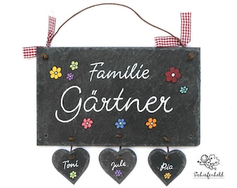 Schieferschild mit Blumen mit Herzanhänger und Namen der Familie personalisiert | Türschild Schiefer | Schiefertürschild | Familienschild
