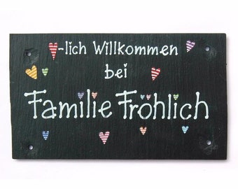 Willkommensschild aus Schiefer mit Name personalisiert | Schieferschild Familie | Türschild mit Herzen | Namensschild | Familiengeschenk