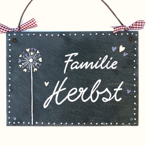 Familienschild aus Schiefer mit Name personalisiert. Wetterfestes Türschild, Haustürschild mit Pusteblume Herz. Namensschild Familie für Zuhause. Willkommensschild, Eingangsschild handbemalt. Geschenk zu Umzug, Einzug, Hochzeit, Geburt, Ostern.