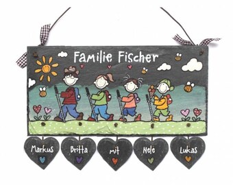 Wetterfestes Türschild aus Schiefer für Familien mit Namen, Figuren und Herzanhänger personalisiert. Schieferschild Wanderer für Zuhause.