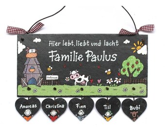 Türschild Bauernhof aus Schiefer mit Namen der Familie, Herzanhänger und Figuren personalisiert | Schieferschild mit Kuh | Familienschild