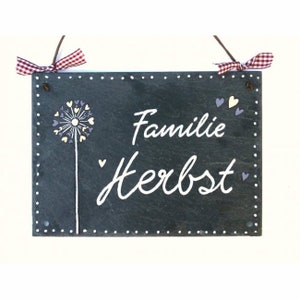 Familienschild aus Schiefer mit Name personalisiert. Wetterfestes Türschild, Haustürschild mit Pusteblume Herz. Namensschild Familie für Zuhause. Willkommensschild, Eingangsschild handbemalt. Geschenk zu Umzug, Einzug, Hochzeit, Geburt, Ostern.