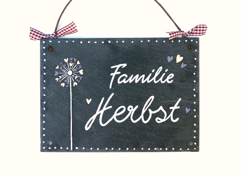 Familienschild aus Schiefer mit Name personalisiert. Wetterfestes Türschild, Haustürschild mit Pusteblume Herz. Namensschild Familie für Zuhause. Willkommensschild, Eingangsschild handbemalt. Geschenk zu Umzug, Einzug, Hochzeit, Geburt, Ostern.