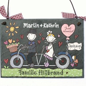 Türschild Familie aus Schiefer personalisiert mit Namen. Wetterfestes Schieferschild mit Braut und Bräutigam auf Fahrrad. Namensschild, Haustürschild, Familienschild, Eingangsschild handbemalt. Individuelles Hochzeitsgeschenk für das Brautpaar.