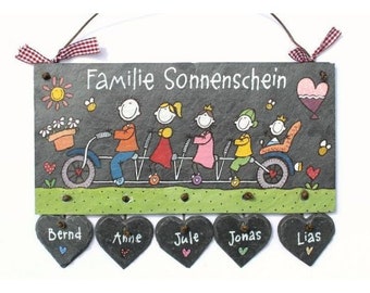 Wetterfestes Türschild aus Schiefer für Familien mit Namen und Figuren auf Fahrrad personalisiert. Schild mit Herzanhänger für das Zuhause.