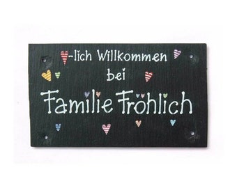 Wetterfestes Willkommensschild aus Schiefer für Familien mit Name personalisiert. Türschild mit Herzen für das Zuhause. Schild für Haustür.