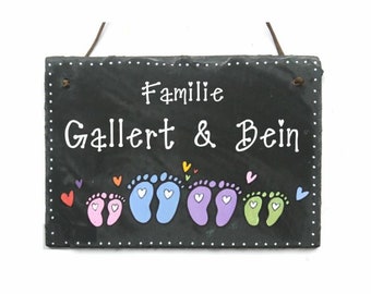 personalisiertes Geschenk zur Geburt | Türschild Schiefer Fußabdruck | Schieferschild mit Fußpaaren | Familienschild mit Füßen handbemalt