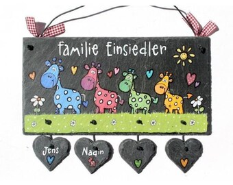 Schiefertürschild mit Giraffen handbemalt mit Herzanhänger und Namen der Familie personalisiert | Türschild | Namensschild | Schieferschild