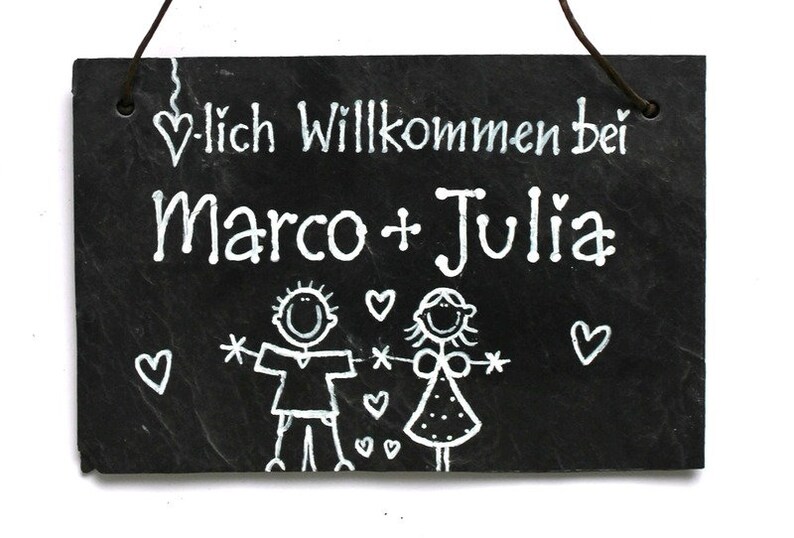 Türschild aus Schiefer für Paare personalisiert mit Namen. Wetterfestes Schieferschild, Namensschild, Haustürschild, Familienschild, Willkommensschild, Eingangsschild handbemalt. Geschenk zu Hochzeit, Geburt, Umzug, Einzug, Ostern, Geburtstag.