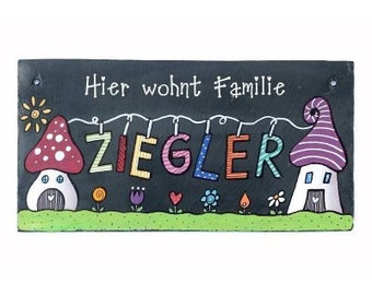 Wetterfestes Türschild aus Schiefer für Familien mit Name personalisiert. Schieferschild mit bunten Blockbuchstaben an Wäscheleine bemalt.