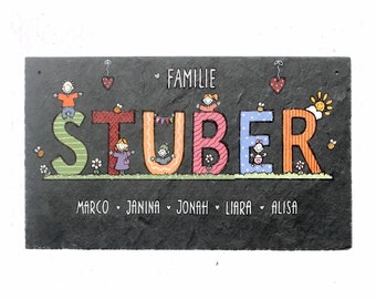 Türschild Schiefer Familie personalisiert | Schieferschild mit Namen | Haustürschild mit bunten Blockbuchstaben und Wunschfiguren handbemalt