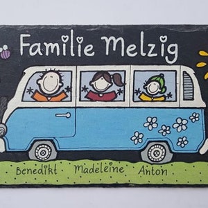 Haustürschild aus Schiefer für Familien mit Name personalisiert. Türschild, Schieferschild mit Figuren und Bulli / Bus.  Namensschild, Familienschild wetterfest. Willkommensschild handbemalt. Hochzeitsgeschenk, Einweihungsgeschenk.