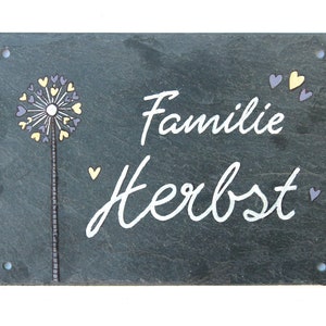 Familienschild aus Schiefer mit Name personalisiert. Wetterfestes Türschild, Haustürschild mit Pusteblume Herz. Namensschild Familie für Zuhause. Willkommensschild, Eingangsschild handbemalt. Geschenk zu Umzug, Einzug, Hochzeit, Geburt, Ostern.