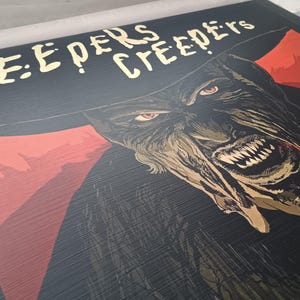 ¡Preciosa mesa auxiliar Jeepers Creepers, hecha a medida y recubierta de azúcar! ¡Hecha a medida! ¡Arte en muebles! Películas de terror, villanos de terror. imagen 2