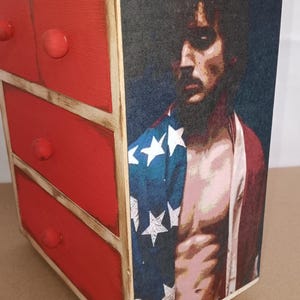 Cofre pequeño para joyas con 4 cajones, hecho a medida, de Benson Boone Young American Heart, ideal como regalo para tocador, escritorio, cumpleaños o Navidad.