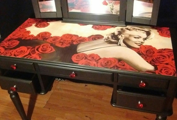 Sugar Coated Custom Made Stunning Marilyn Monroe Red Roses Vanity Dressing Table Desk Red Glass Knobs Mirror Stool Awesome Furniture Gift