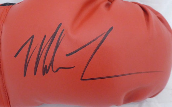 Guantone Da Boxe Nero Autografato Da Mike Tyson - Con Vetrina In Perspex E Targa, Memorabilia Ufficiale