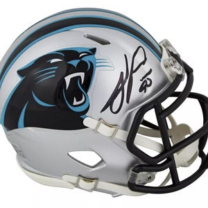 Casco en miniatura de los Carolina Panthers firmado por Julius Peppers BECKETT