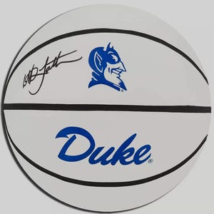 Peut inclure: Un ballon de basket blanc avec un motif de ballon de basket noir et blanc. Le ballon de basket a un logo Duke bleu et le mot "Duke" en bleu. Le ballon de basket est signé par une personne nommée "Mike Krzyzewski".