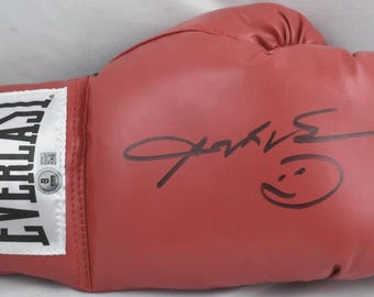 シュガー・レイ・レナード直筆サイン入りレッドボクシンググローブ。額