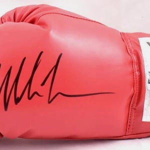 Juego de dos guantes de boxeo autografiados por Mike Tyson y Buster Douglas (BECKETT)